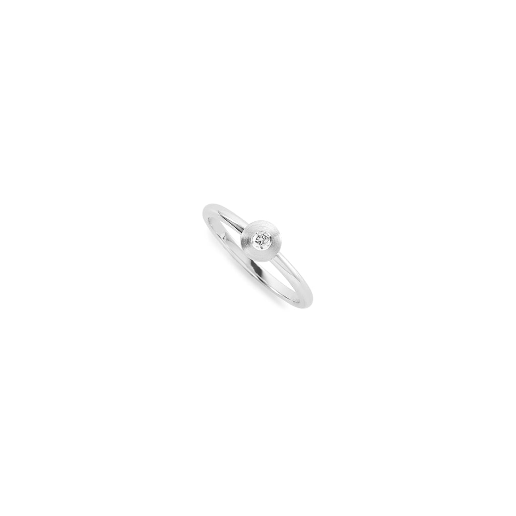 18k white gold and diamond ring
